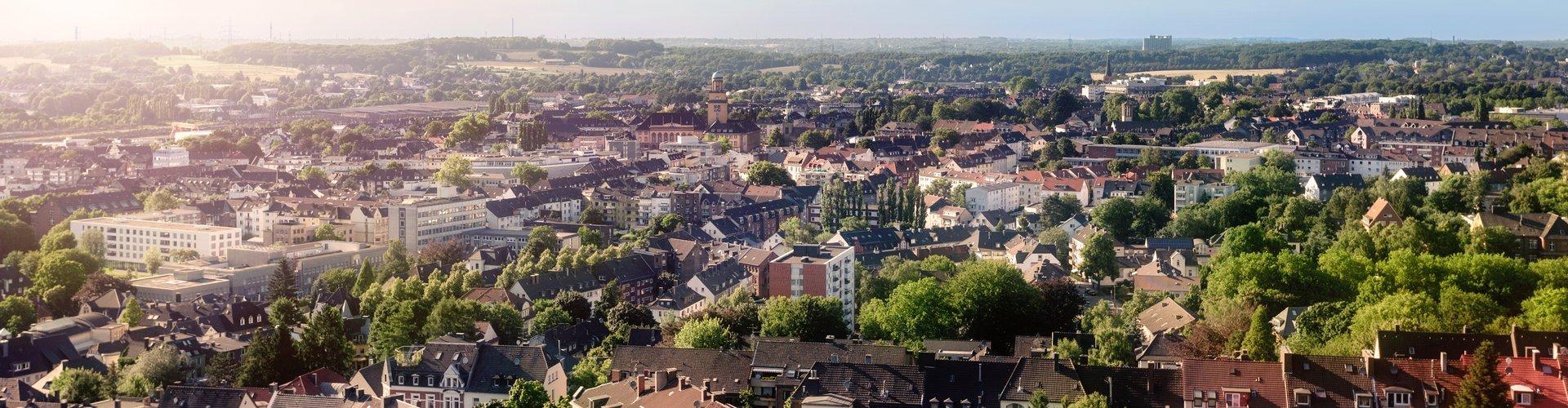 Landschafts Aufnahme der Stadt Witten von Oben bei sonnigem Wetter.