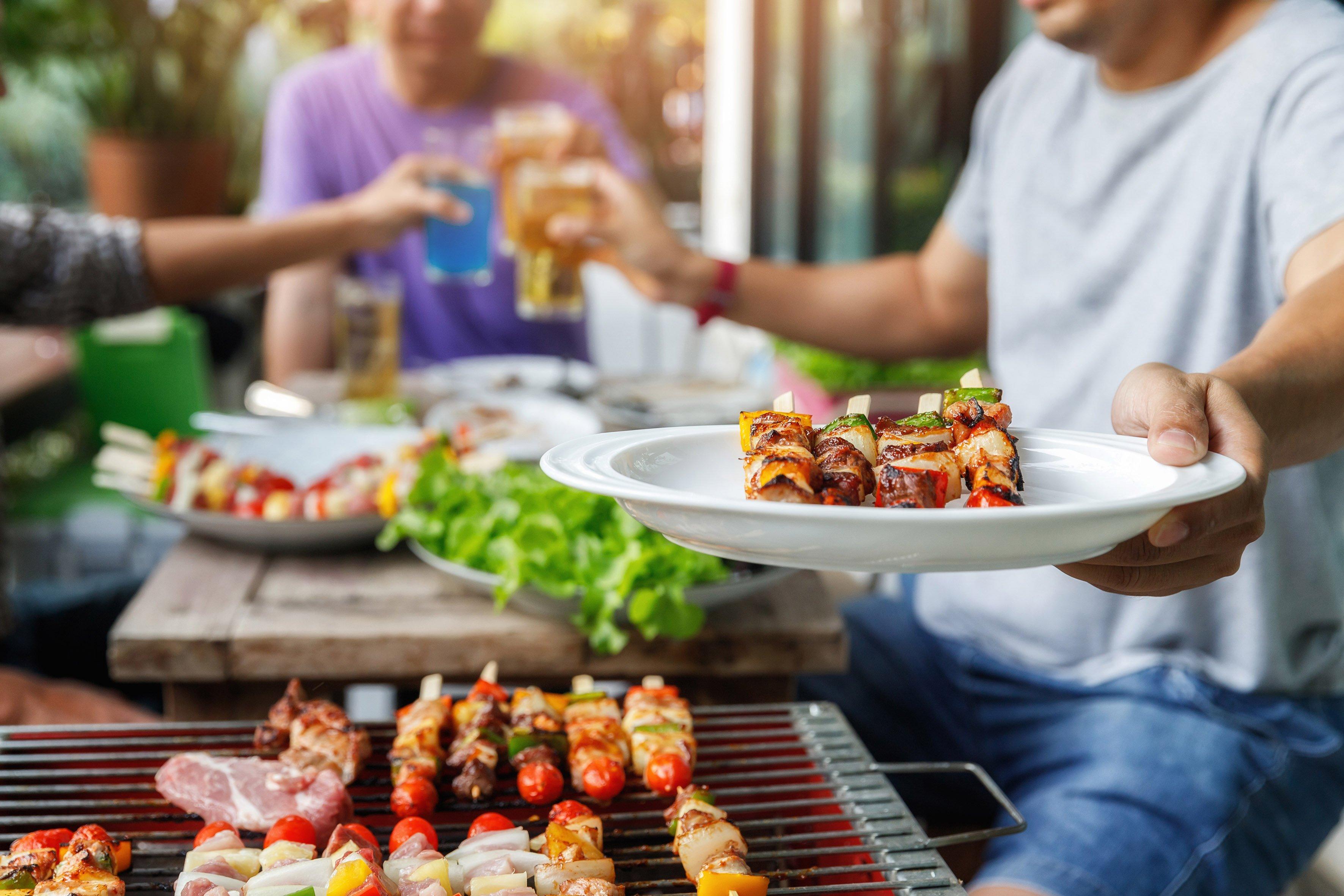 Menschen beim Essen am Tisch