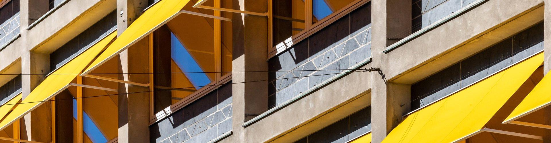 Hausfassade mit Sonnenschutz